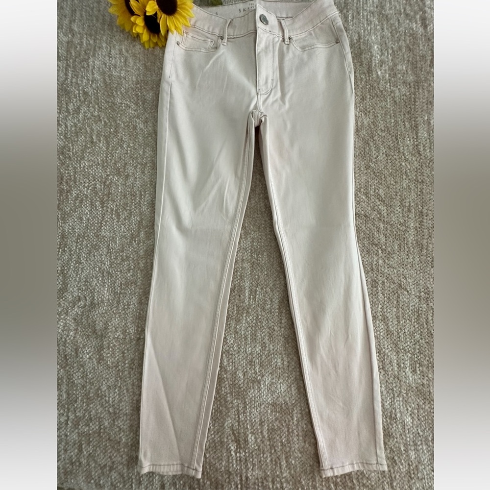 WHBM Brand New “The Skinny Ankle” light pink jeans. Never worn. 🦋
